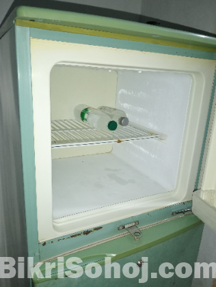 একটি স্যামসাং ব্র্যান্ডের ফ্রিজ বিক্রি করা হবে